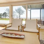 10 Person In Assens-by Traum