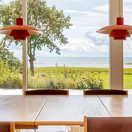 10 Person In Assens-by Traum *